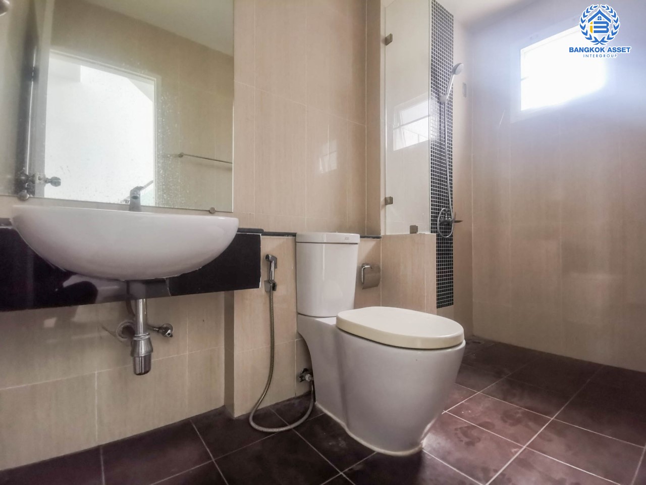 บ้านเดี่ยวมือสองย่านนนทบุรี ม.ชวนชมพาร์ค2 บางกรวย-ไทรน้อย หลังมุม เนื้อที่มากถึง 79.3 ตร.ว. ฟังก์ชัน 4 ห้องนอน 3 ห้องน้ำ 2 ที่จอดรถ บนทำเลเยี่ยม ใกล้เซ็นทรัลเวสต์เกต และรถไฟฟ้าสายสีม่วง "สถานีคลองบางไผ่"